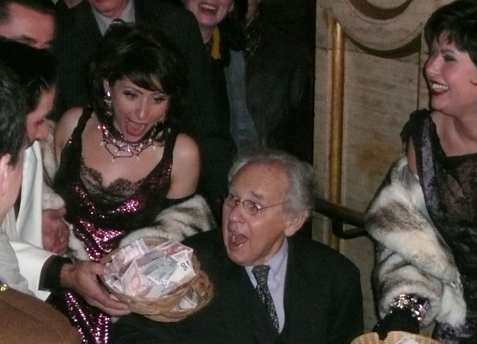 künstlerinnen und künstler mit einem korb voll geld