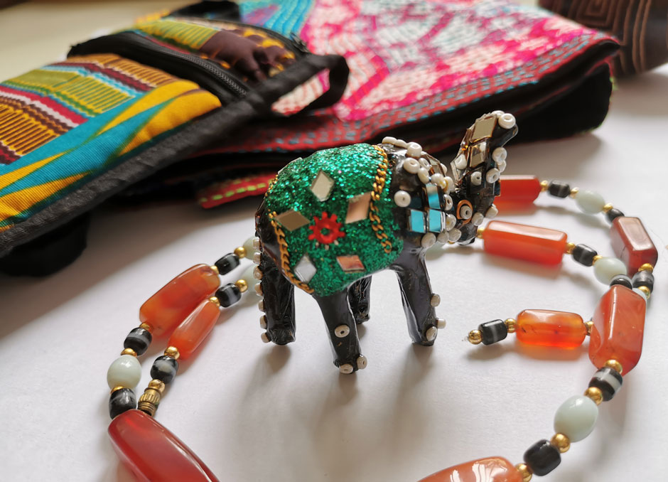 Elefant aus Indien, Taschen und Ketten