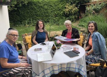 4 Frauen des EZA-Kreises Pfarre Liesing sitzen am Tisch im Garten
