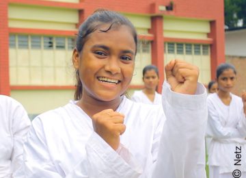 Lachendes Mädchen beim Selbstverteidigungskurs in Bangladesch