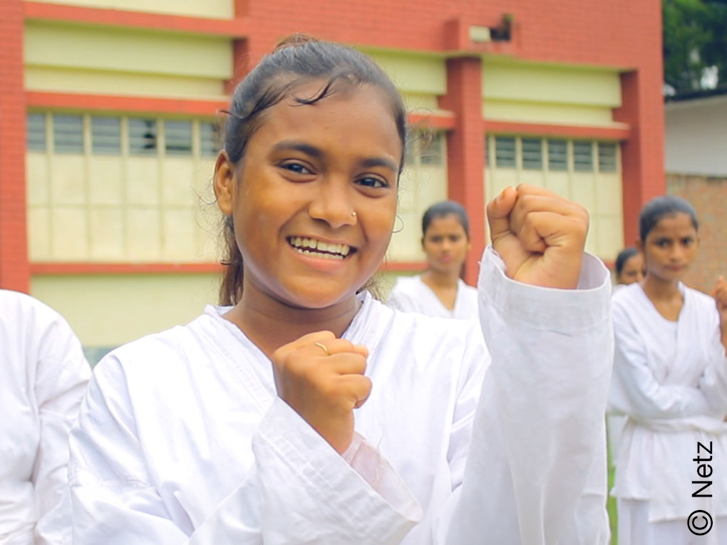 Lachendes Mädchen beim Selbstverteidigungskurs in Bangladesch