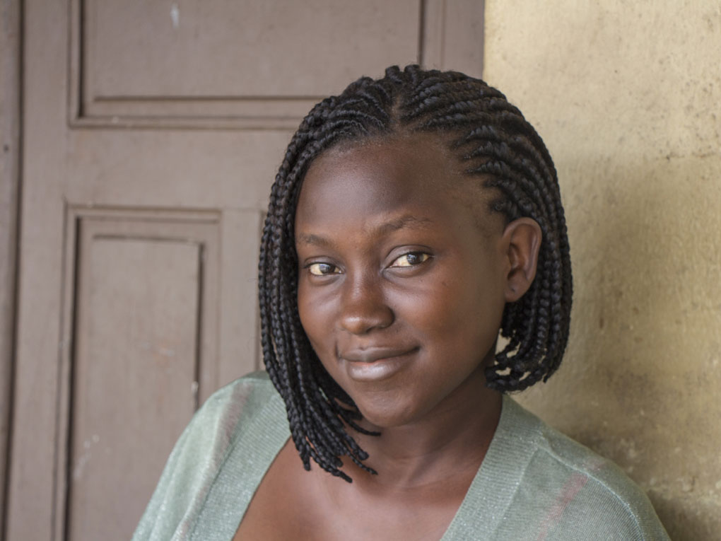 Afrikanische Frau, die durch unsere Projekt "Tage wie diese" Periodenunterwäsche erhalten hat und so vor Periodenarmut, Infektionen und Ausgrenzung geschützt ist.