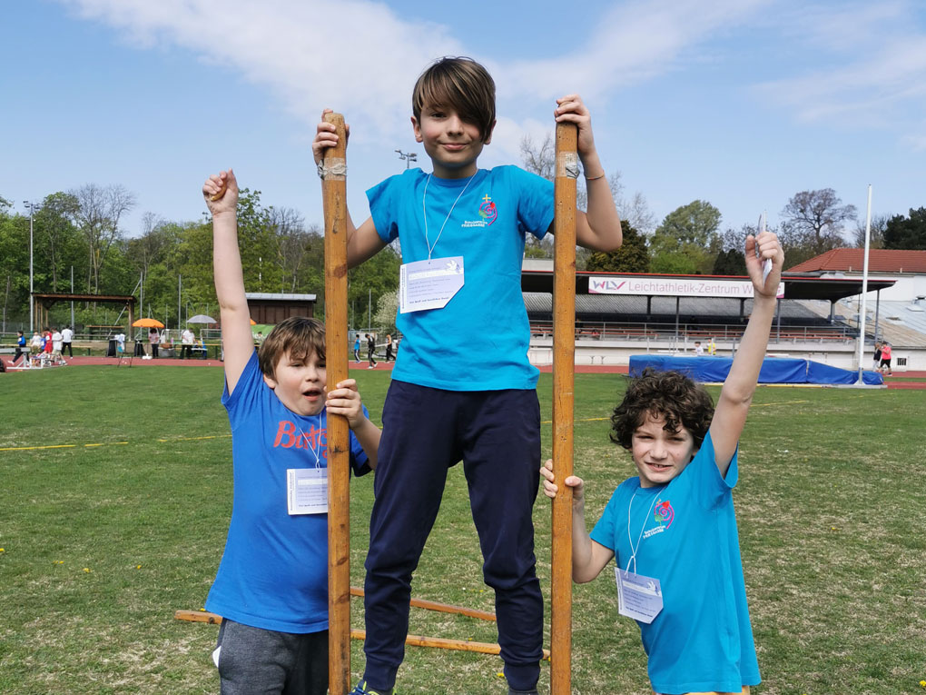 3 Kinder die für den Friedenslauf laufen