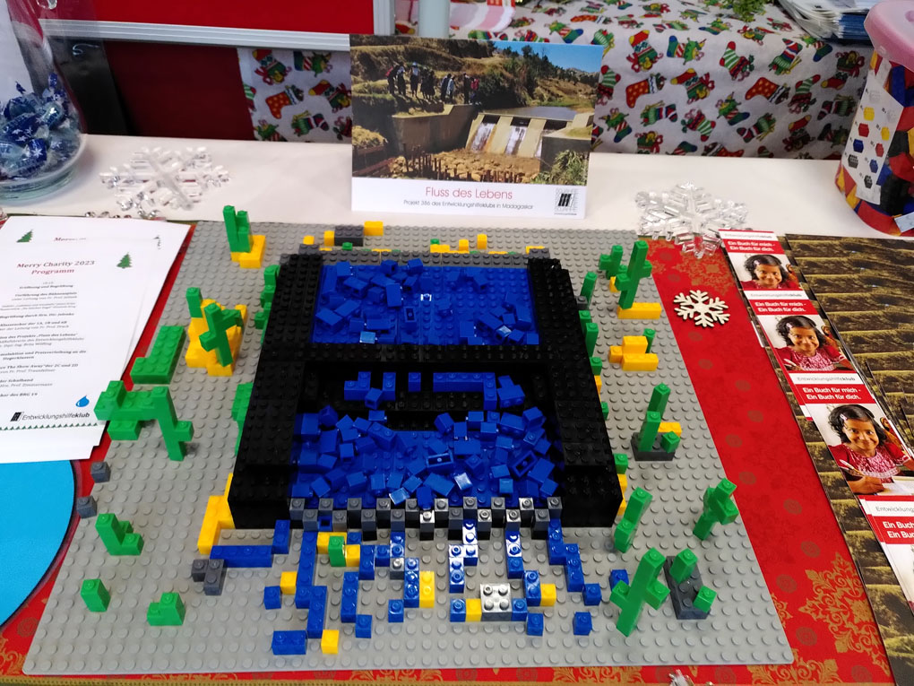 Nachbau eines Staudamms mit Lego