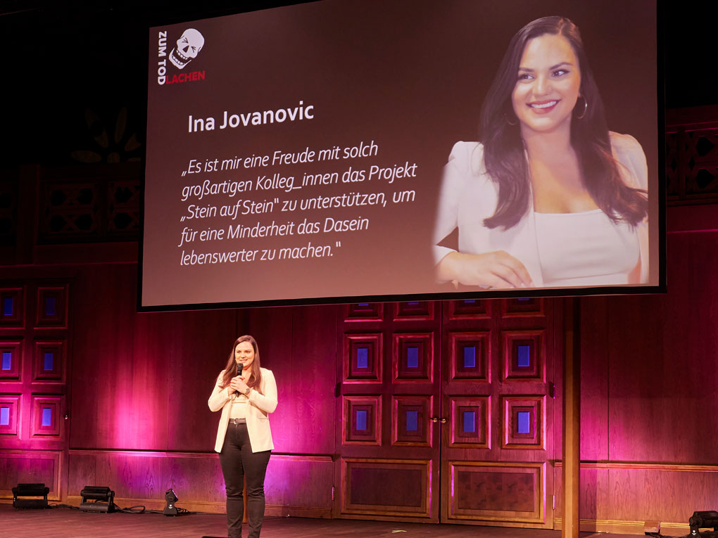 Ina Jovanovic steht auf der Bühne beim Benefizkabarett "Zum Tod lachen"