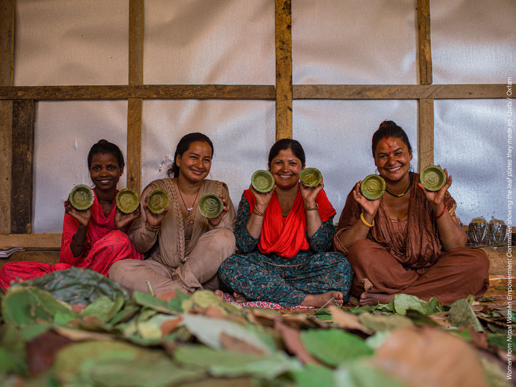 Diese Frauen stellen traditionelle Teller aus Blättern des Salbaums her. Die Teller werden Duna Tapari genannt und helfen den Frauen nicht nur ihr Einkommen aufzubessern sondern sind auch umweltfreundlicher als Plastikgeschirr.