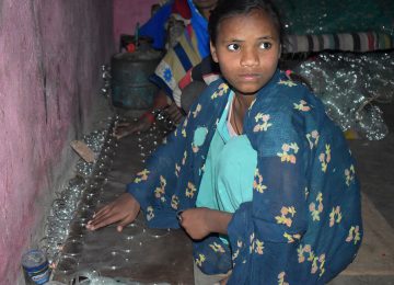 Ein junges Mädchen. dass dank unseres Projekts 397 "Kinderarbeit stoppen" Schulbildung und damit eine Chance auf ein selbstbestimmtes, gesundes Leben frei von Ausbeutung erhält.
