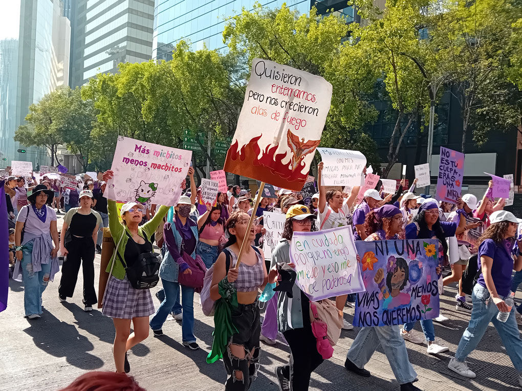 Demonstration in Mexiko für die Frauenrechte und gegen Gewalt und Femizide