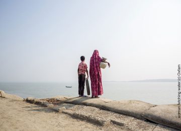 Abbildung einer Frau und einem Kind beim Wasserholen in Bangladesch.