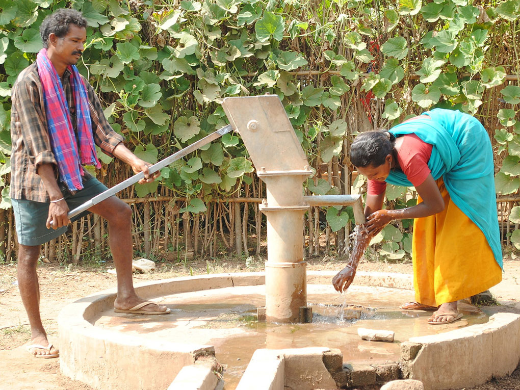 Dorfbau bedeutet auch den Zugang zu Trinkwasser zu sichern und damit die
Gesundheit der Bewohnerinnen und Bewohnern zu stärken.