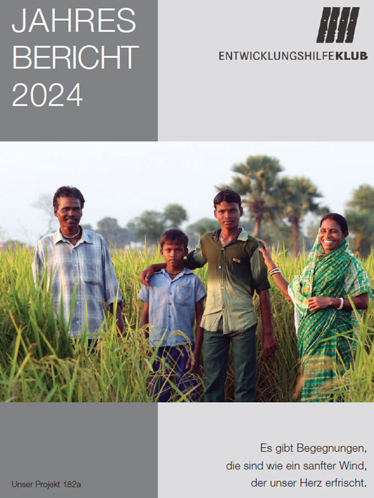 Cover des Jahresberichts mit einer Familie aus Bangladesch, die in einem Feld steht