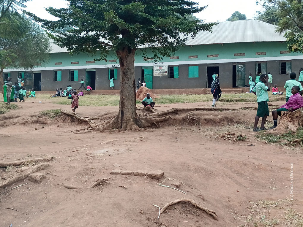 3440-uganda-wasser-schule-gebaude-kinder-bildung-gesundheit-regenwassertanks-trinkwasser-dachrinne-sammeltanks-02
