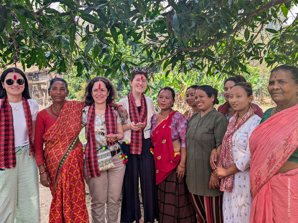 Britta Wilfling und Alina Gruber in Nepal mit den Bäuerinnen, die sich durch die Blattteller ein neues Einkommen erwirtschaften können.