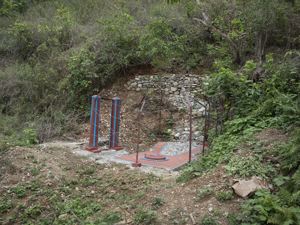 Viele Dorfgemeinschaften versuchen, ihre Wasserversorgung selbst zu organisieren. Das passiert mit viel Einsatz, aber meist ohne nötiges Fachwissen und
Ausrüstung. © Oxfam in Nepal