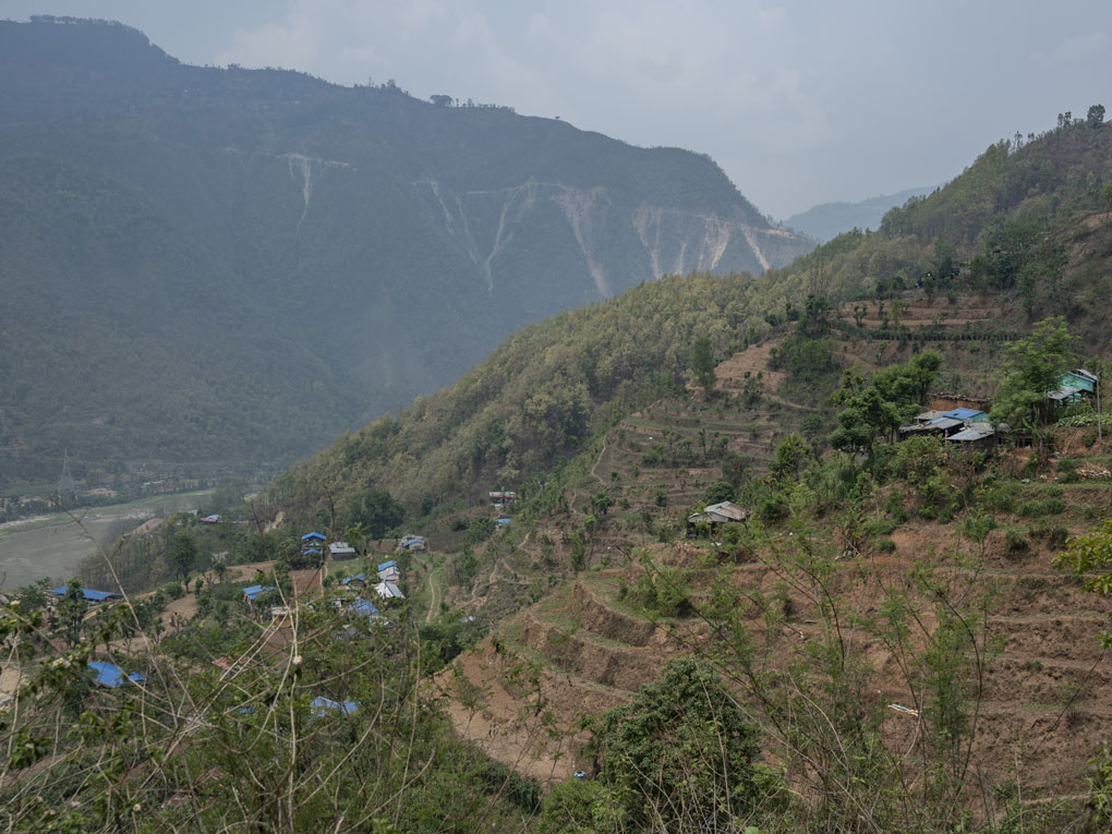 Im stark abschüssigen Gelände des nepalesischen Hügellandes steigen sie jeden
Tag steile Pfade hinab und hinauf, um Wasser für ihre Familien heimzubringen.
© Oxfam in Nepal