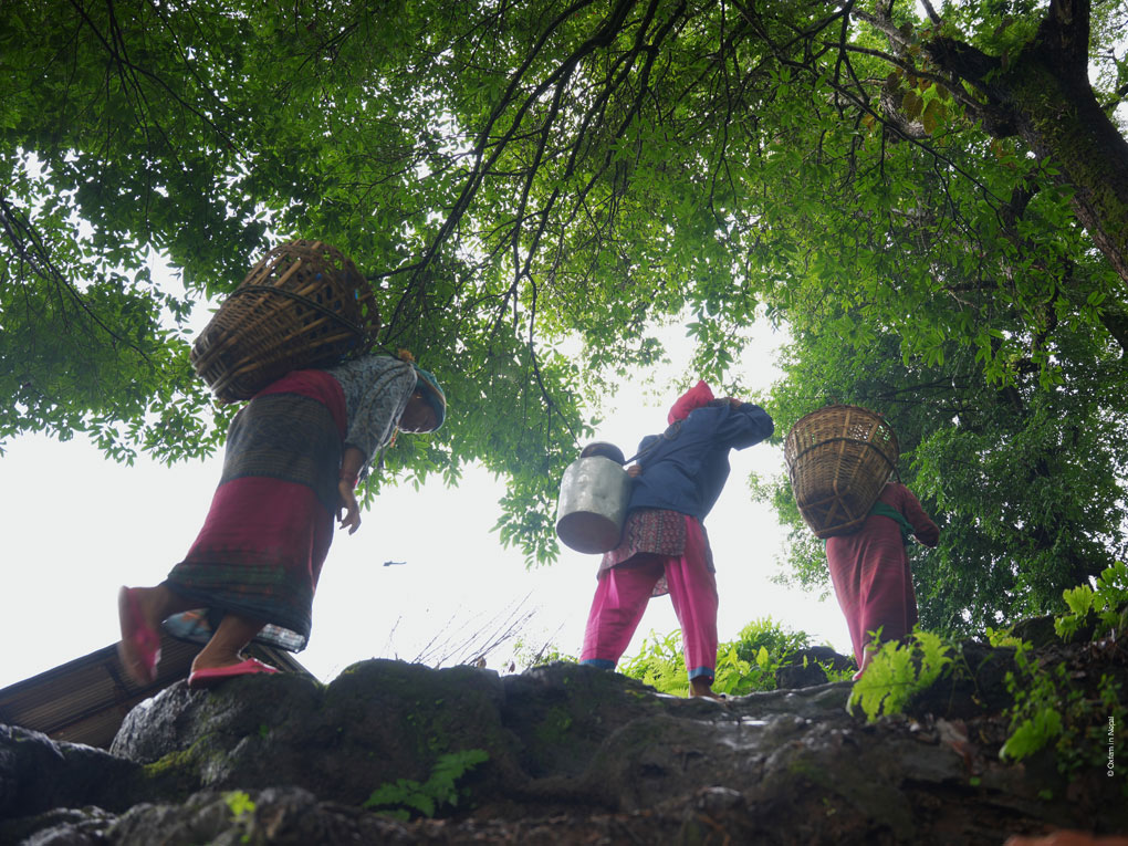 In vielen Haushalten im ländlichen Nepal ist die schwere Last des Wasserholens Frauensache. © Oxfam in Nepal