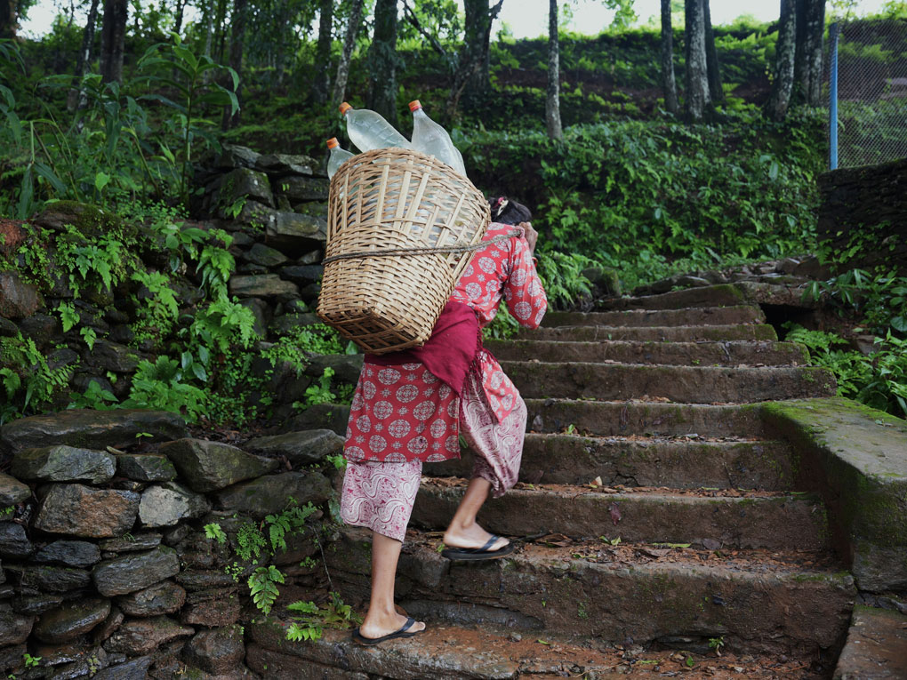 Die fehlende Infrastruktur zwingt die Frauen und Mädchen, täglich stundenlang
schwere Lasten zu schultern.
© Oxfam in Nepal