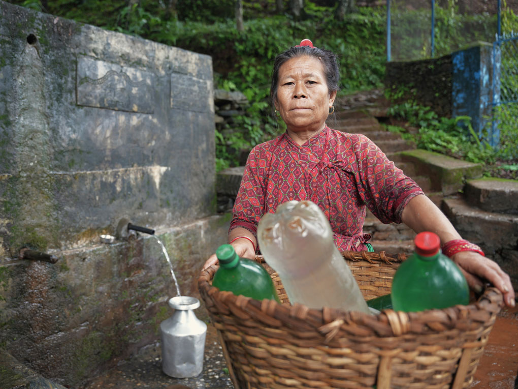 Auch Regenwasser wird gesammelt. Es kann zum Bewässern von Gärten und
Feldern oder im Haushalt verwendet werden, ist aber keinesfalls als Trinkwasser
geeignet.
© Oxfam in Nepal