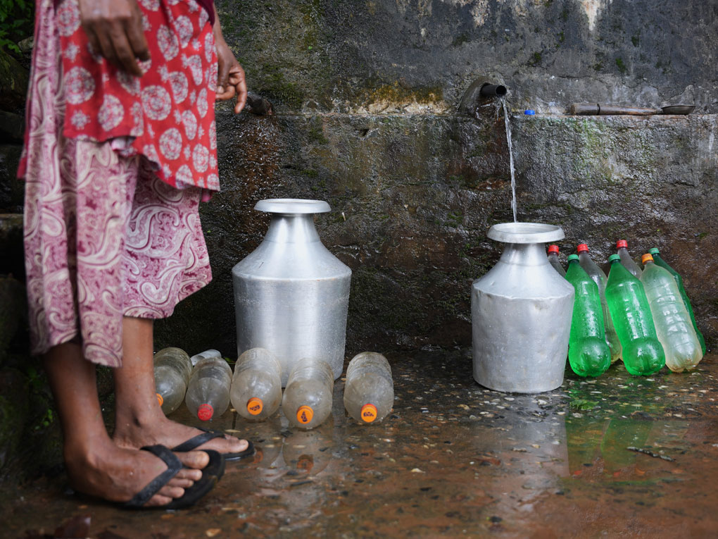 Meist teilen sich mehrere Dörfer die kommunalen Wasserstellen. Dort werden
Flaschen und die traditionellen nepalesischen Wasserbehälter (Gagri) befüllt.
© Oxfam in Nepal