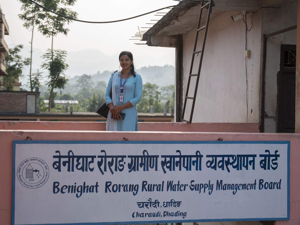 Fachkräfte sind hauptberuflich für die laufende Wartung, Qualitätskontrolle und
transparente Verwaltung zuständig. Im Bild die Direktorin des Gremiums für die
Wasserversorgung in Benighat Rorang. © Oxfam in Nepal