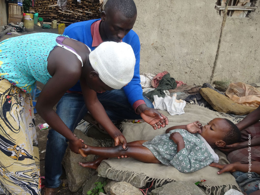3444-uganda-kind-behinderung-physiotherapie-bewegungsuebung-mobiles-team-gesundheit-02
