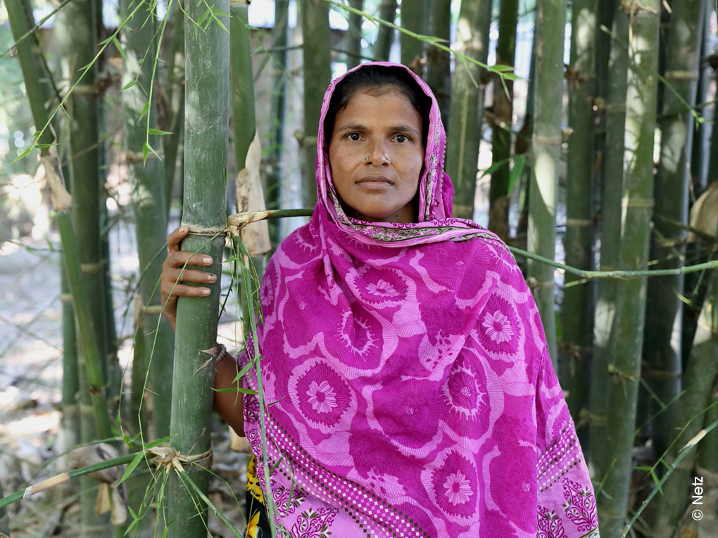 298-bangladesch-familien-armut-frau-reisanbau-felder