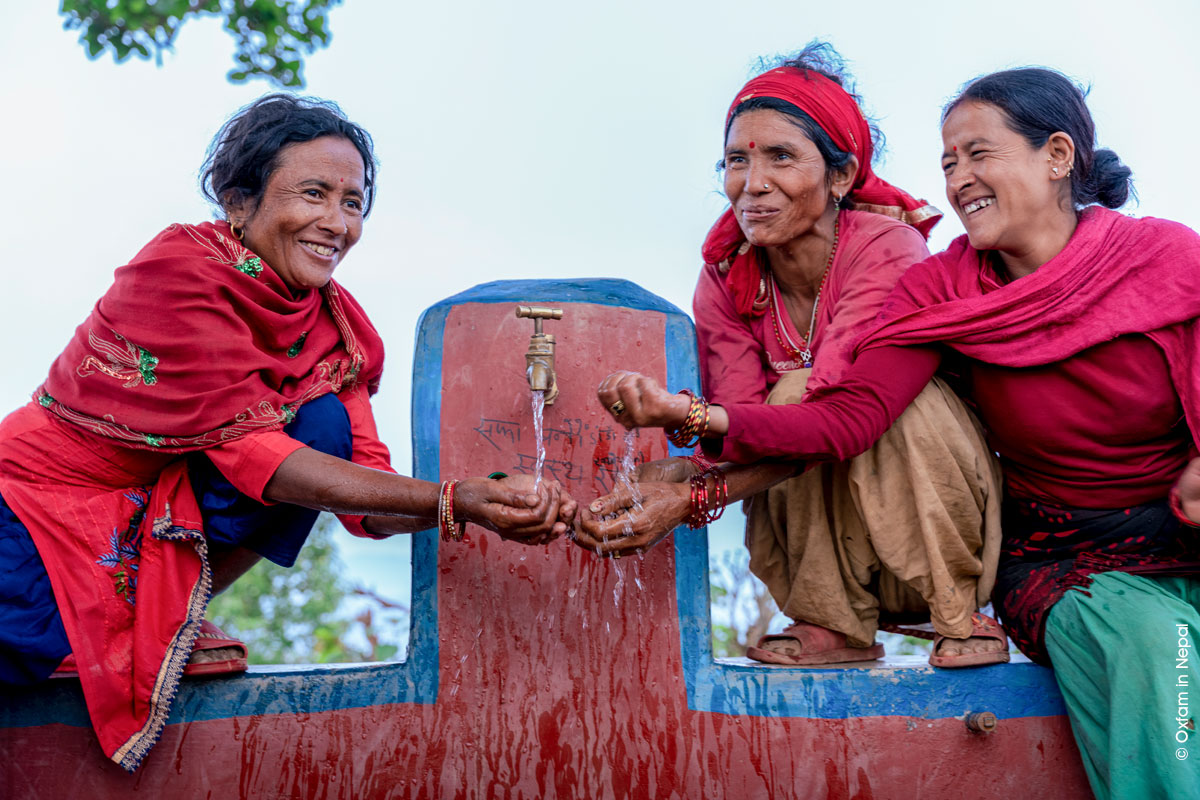wasser-spenden-nepal-frauen-trinkwasser-brunnen