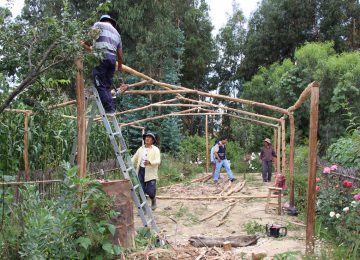 Diese Bauern haben sich zu einer Kooperative zusammengeschlossen und können so gemeinsam ihren Lebensunterhalt sichern. Hier arbeiten sie zusammen an dem Bau eines Gewächshauses.