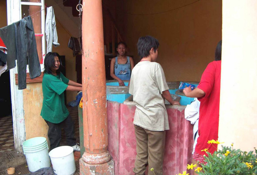 Obdachlose Kinder waschen ihre Kleidung