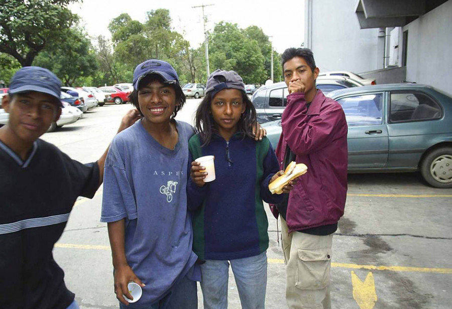 Obdachlose Jugendliche haben Essen von Sozialarbeitern erhalten