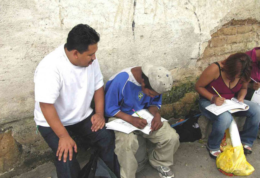 Obdachlose Jugendliche lernen mit Lehrbüchern schreiben