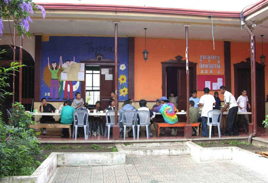 Mehrere obdachlose Jugendliche am Tisch des Sozialzentrums