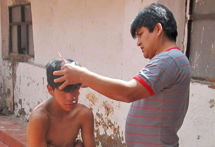 Kind beim Haare schneiden