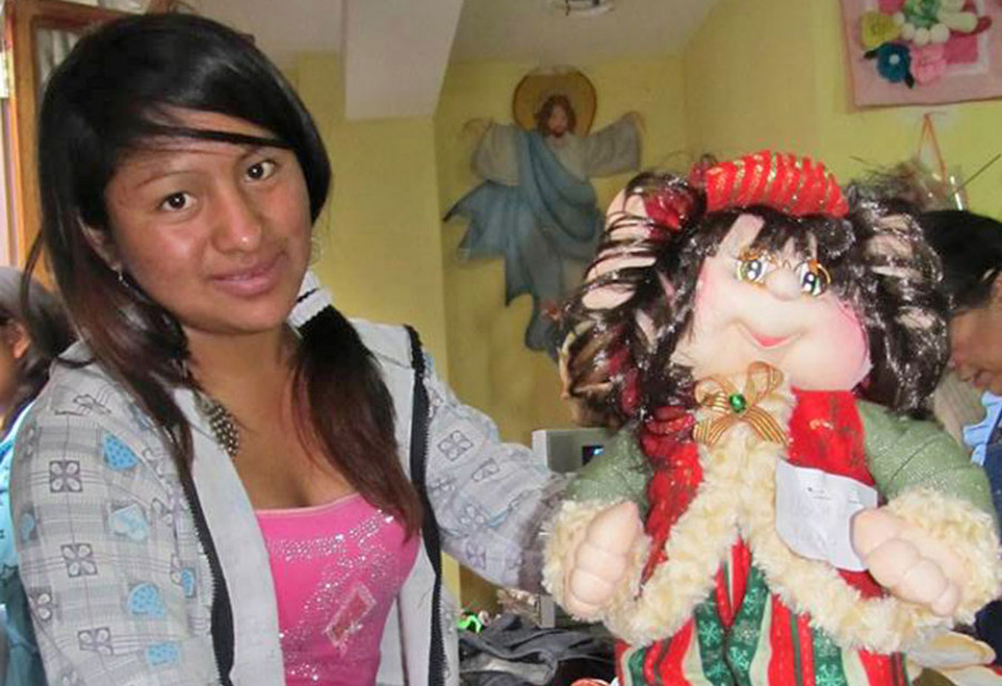 Junges Mädchen mit ihrer selbstgenähten Puppe