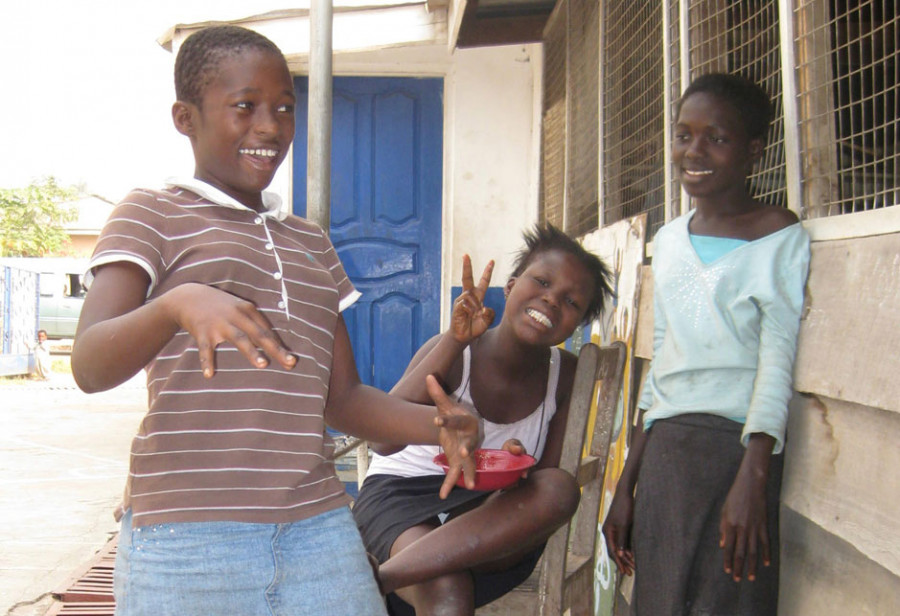 Drei glückliche Mädchen im Ausbildungszentrum