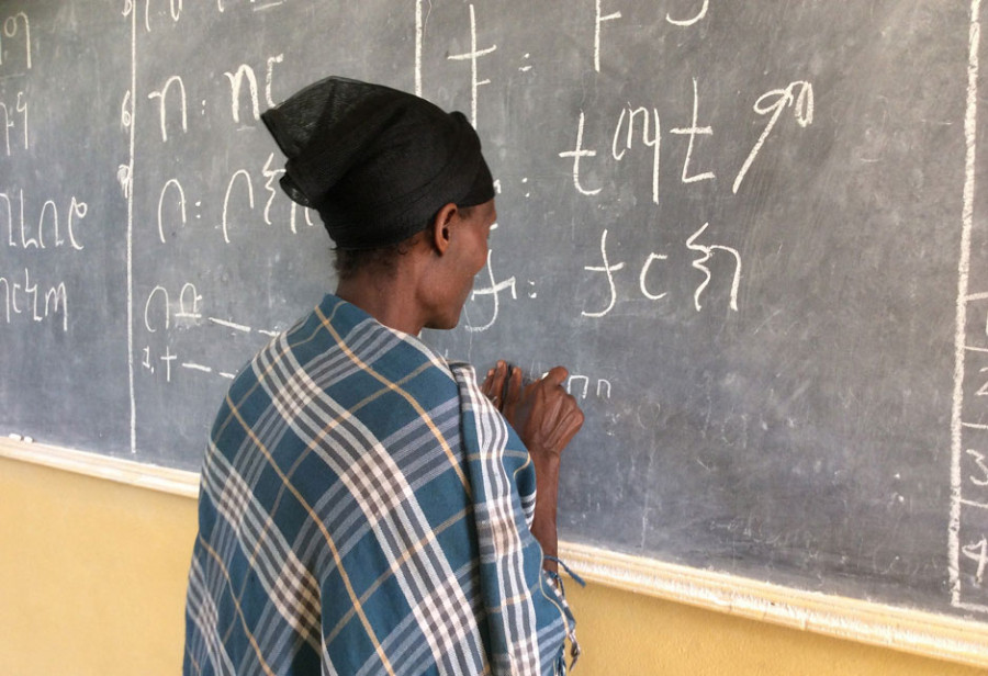 Durch Alphabetisierung und das Aufzeigen neuer Perspektiven werden Frauen und Mädchen STÄRKER DURCH BILDUNG und so dazu befähigt, ihre Zukunft selbst in die Hand zu nehmen. (c) Misereor Frau schreibt an eine Tafel