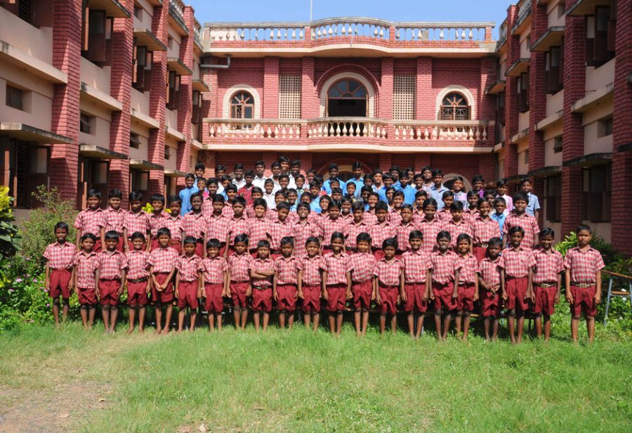 Insgesamt finden 130 Buben und 100 Mädchen im Schulzentrum „Mukti Tribal Residential School“ ein liebevolles Zuhause.