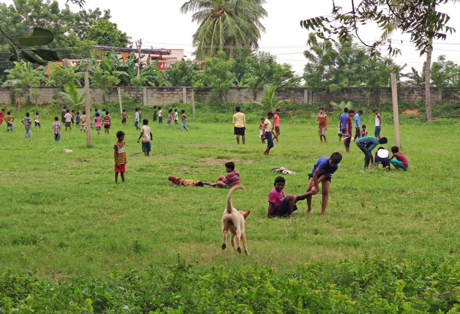 Auf dem Gelände des Schulzentrums ist viel Platz für ausgelassenes Spielen und Toben. Die Kinder können in diesem Umfeld endlich Kind sein.