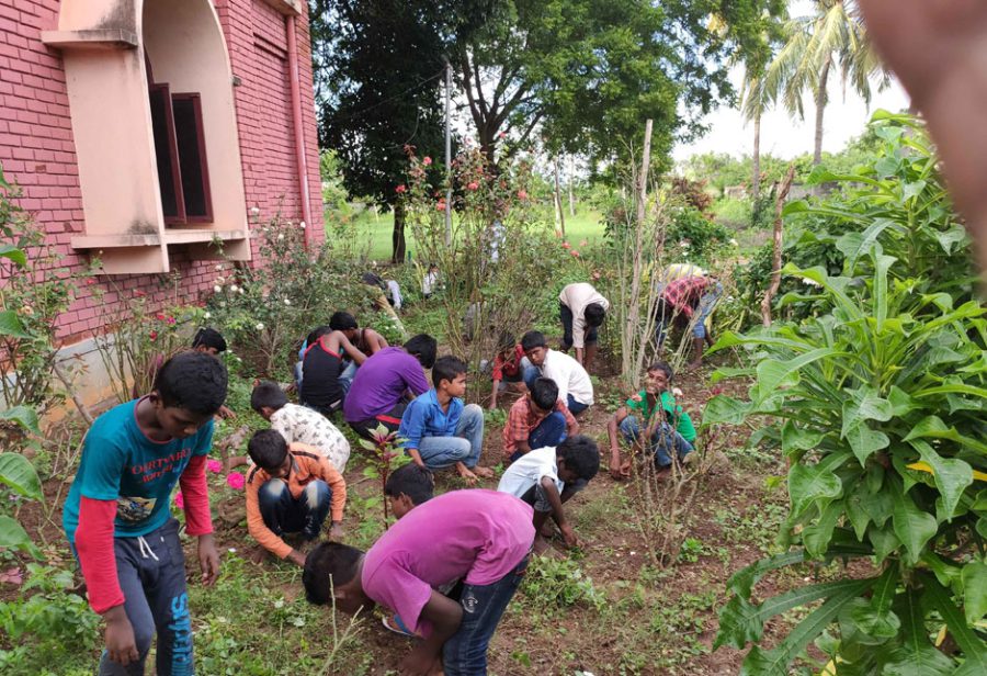 Praxisübungen, wie die Gestaltung des Schulgartens und das Anlegen eines Gemüsegartens, sollen Teil des neu überarbeiteten Stundenplanes werden. Mit neuen Lehrmethoden finden die Kinder Freude am Lernen.