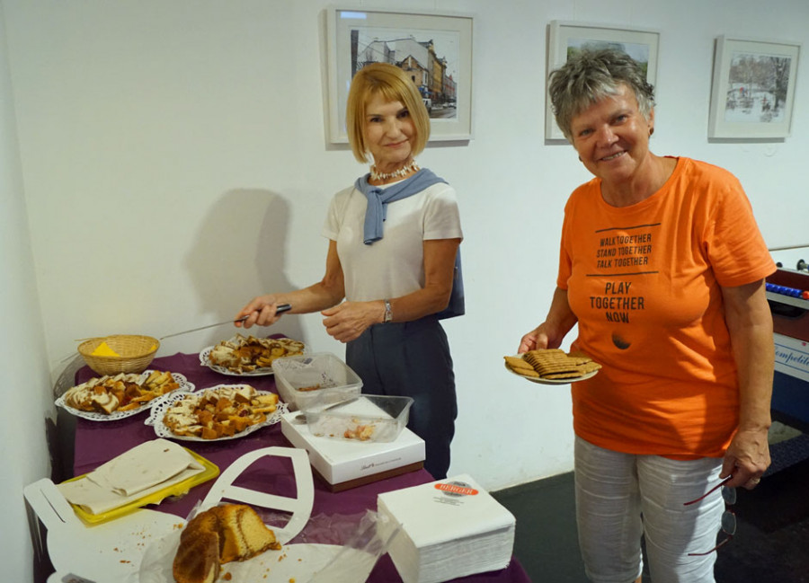 Unsere lieben Ehrenamtlichen Grazy und Marianne bereiten das Buffet vor.