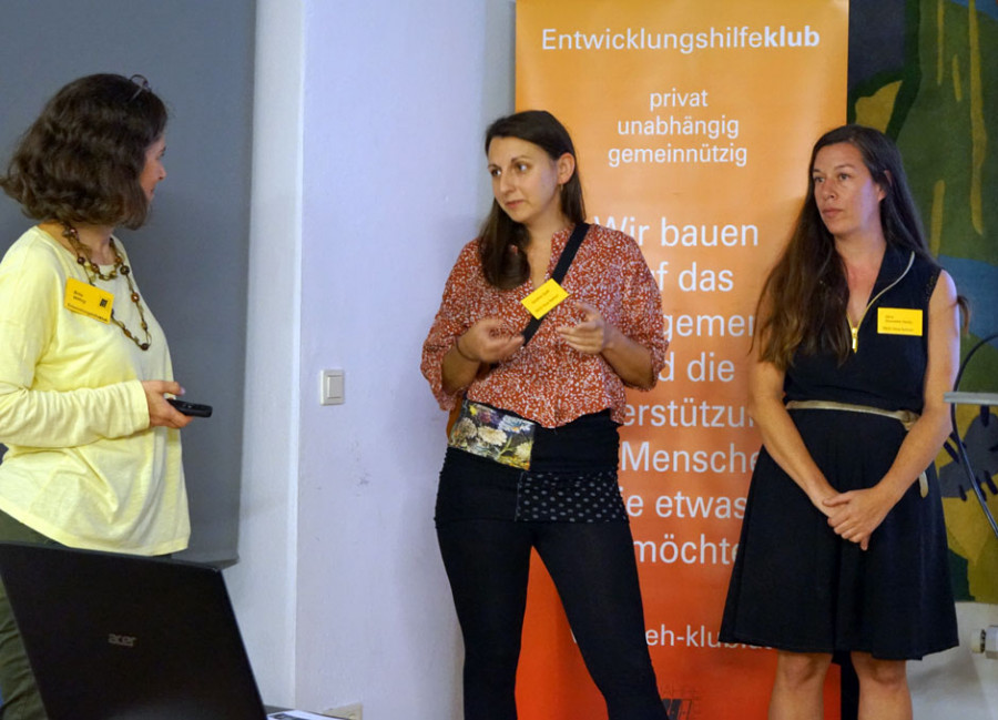 Alina Saavedra Santis und Serafina Spatt stellen ihre Initiative, RESI slow fashion, vor.