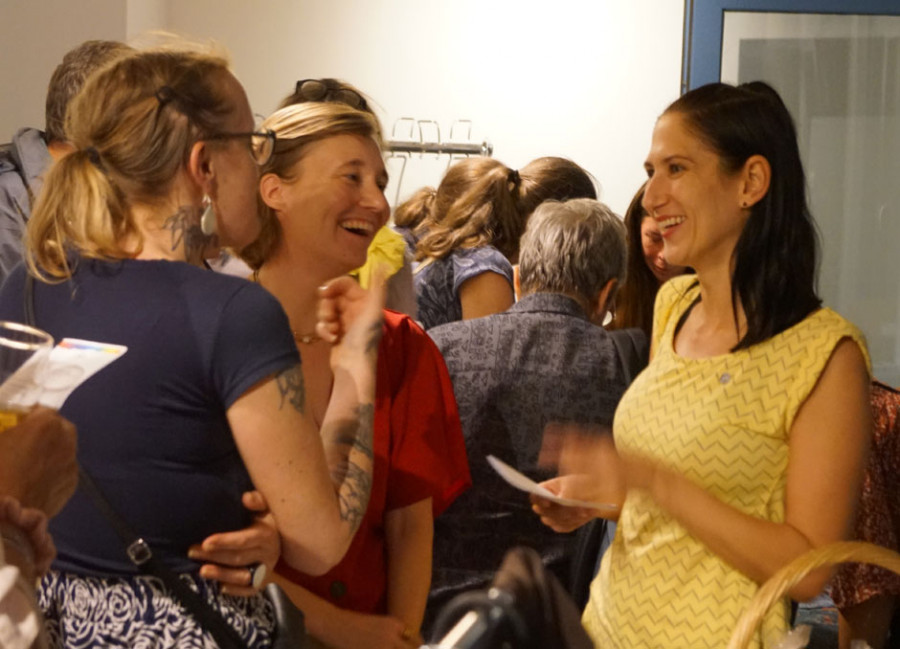 Am "Marktplatz der Nachhaltigkeit" tauschten sich unsere Gäste mit den Initiativen über Alternativen zu fast fashion aus. Hier zum Beispiel mit dem Vinzi-Shop.