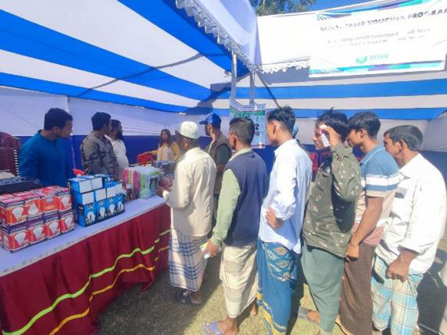 Geflüchtete Rohingya die durch das Projekt 362 des Entwicklungshilfeklubs mit Nahrungsmitteln und Dingen des täglichen Bedarfs versorgt werden konnten.