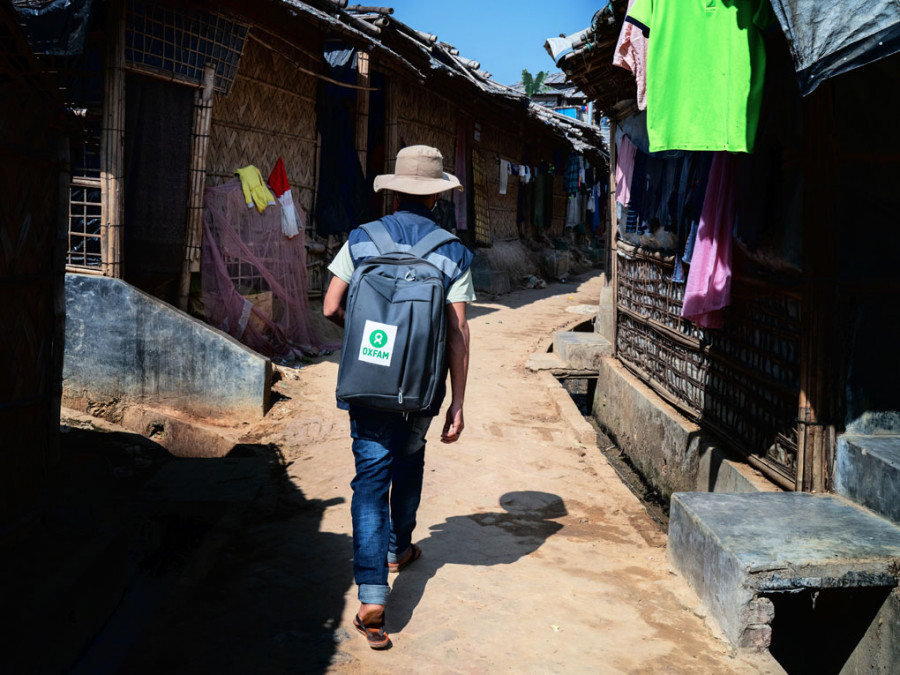 Mitarbeiter der Organisation Oxfam auf dem Weg zu den Rohingya