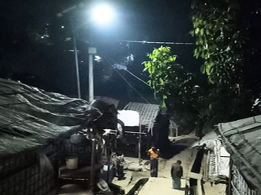 Nach Anbruch der Dunkelheit mit Solarlampen beleuchtetes Flüchtlingslager der Rohingya in Bangladesch