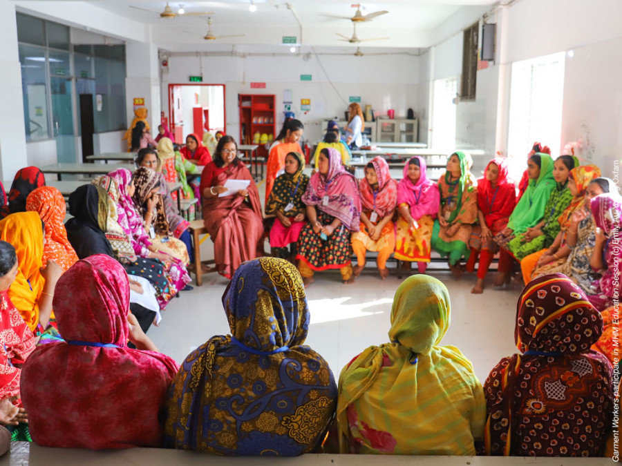 Gruppe von Frauen in Bangladesch bei einer Schulung zur Menstruationshygiene des Pilotprojektes unseres Projektes "Tage wie diese"