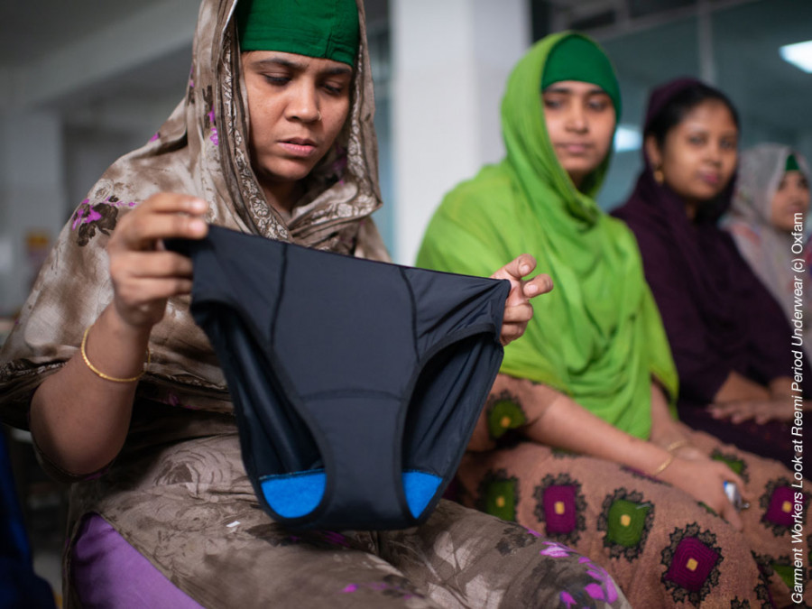 Frau in Bangladesch hält Periodenunterwäsche in der Hand, die sie im Pilotprojekt des Projektes "Tage wie diese" erhalten hat.