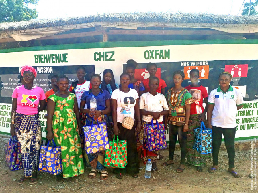 Eine Gruppe von Frauen in Subsahara-Afrika die Periodenunterwäsche durch unser Projekt "Tage wie diese" erhalten haben.