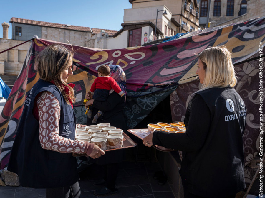 2 Frauen in der Türkei verteilen Lebensmittel an Opfer des Erdbebens