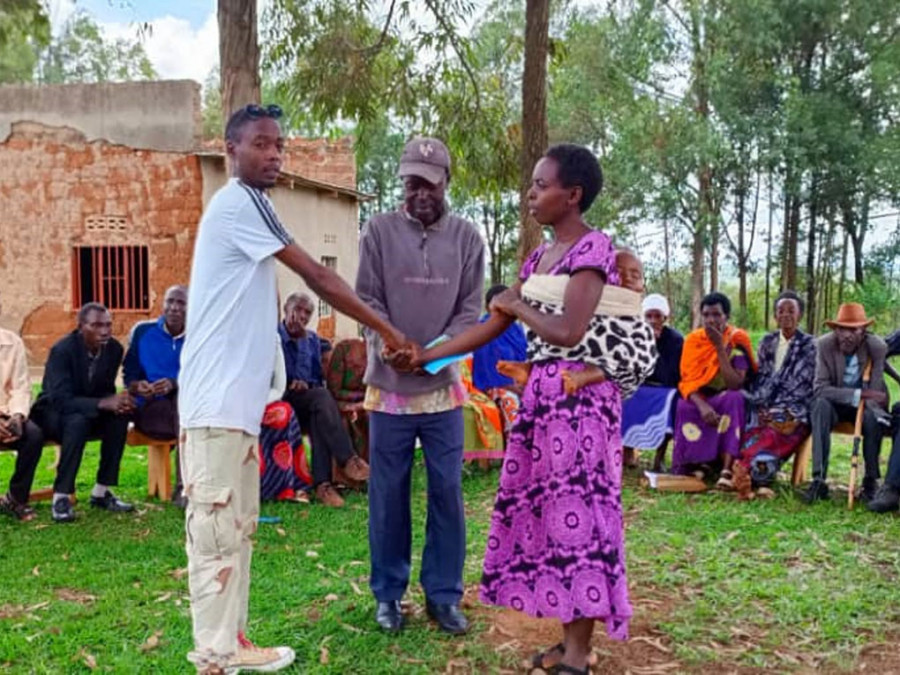 Versöhung zwischen zwei Menschen in Ruanda 30 Jahre nach dem Völkermord